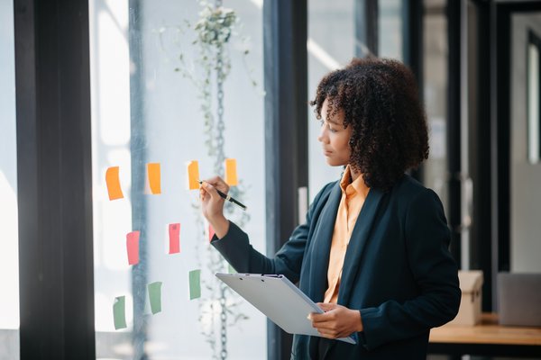 Créativité et durabilité avec des étiquettes adhésives sur mesure